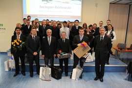 laureaci II Ogólnopolskiej Olimpiady Logistycznej wraz z władzami WSL oraz nauczycielami zwycięzców