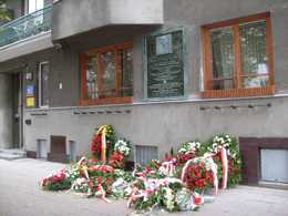 Kwiaty pod tablicą Prezydenta Kaczorowskiego