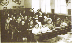 Klasa w baraku szkolnym (SP 143), ok. 1954 r.