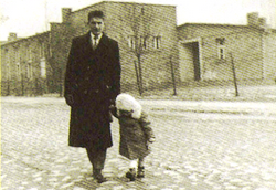 Leszek Gródecki z synem przed barakiem szkolnym, róg ulic Zwycięzców i Wandy, ok. 1954.