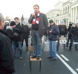 Jacek Kamiński na manifestacji kibiców Polonii pod warszawskim ratuszem