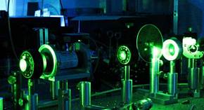 Układ modulacji wiązki laserowej w Laboratorium Ultraszybkiej Magnetoskopii Nanostruktur Półprzewodnikowych LUMNP FUW. Źródło: Tomasz Kazimierczuk, FUW