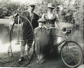 Współcześni członkowie WTC z bicyklem wyprodukowanym w Dreźnie w 1880 r.