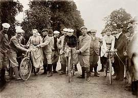 Początek XX wieku Kolarski wyścig kobiet na Młocinach Fot. NN, zbiory Ośrodka Karta, udostępniło Warszawskie Towarzystwo Cyklistów