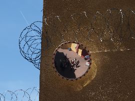 Widok z lustra przy bramie Aresztu Śledczego przy Rakowieckiej na Mokotowie