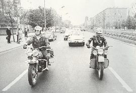 Warszawscy Legioniści na Harleyach jadą ulicą Grójecką