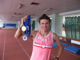 Robert Celiński prezentuje swoje medale