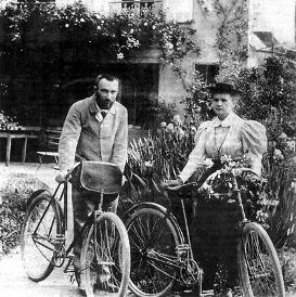 Maria Skłodowska Curie i Piotr Curie z rowerami