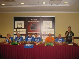 Konferencja prasowa przed walką, Alexander Emelianenko w środku, Mariusz Pudzianowski trzeci z lewej