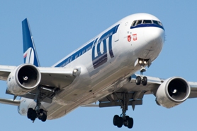 LOT Polish Airlines Boeing 767 ląduje w Toronto-Pearson. fot. Brian (Toronto, Canada), źródło Wikipedia.