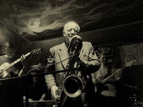 Waldemar Kurpiński & Tress Jazz band in Tygmont Club, Warszawa, Polska. Fot. Andrzej Barabasz (Chepry). źródło Wikipedia