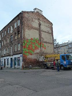 Ixi Color - poczęstował marchewką z groszkiem na fasadzie Łomżyńskiej 18