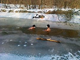 Zimowa kąpiel w rzece Świder