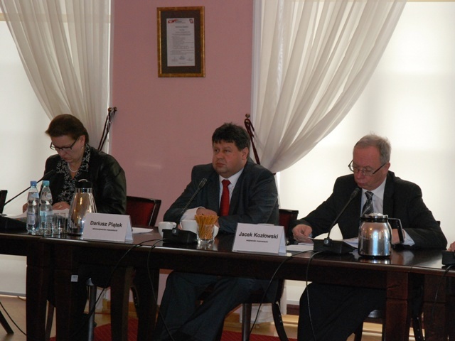 Ol lewej: Halina Stachura - Olejniczak, wz. dyrektor generalny MUW; wicewojewoda Dariusz Piatek; wojewoda Jacek Kozłowski 