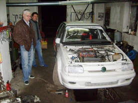 Darek Sobecki (pierwszy na planie) i Kuba Iwanek (mechanik) przy Skodzie Darka.