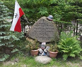 Obelisk pamiątkowy żołnierzy Powstania Warszawskiego w Zalesiu Górnym