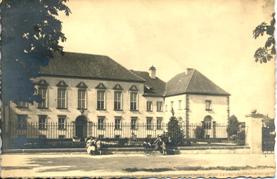 Gimnazjum im. Batorego w Warszawie wybudowanego wg projektu Tadeusza Tołwińskiego w l. 1922-1923.