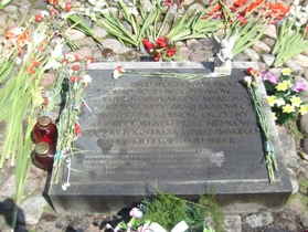 Aktualna tablica u stóp pomnika Polegli-Niepokonani (rok 2011)