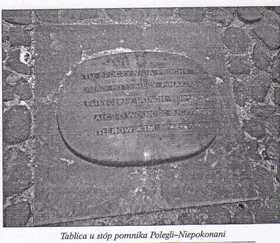Pierwotna tablica u stóp pomnika Polegli-Niepokonani