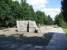 Granitowa barykada będąca elementem pomnika Polegli-Niepokonani