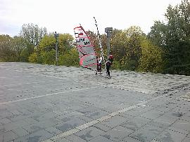 Suchy trening warszawawskich windsurferów