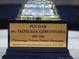 Tabliczka z napisem: Puchar im. Tadeusza Gebethnera / 1897-1944 / Pierwszego Prezesa Polonii Warszawa / Kapitana drużyny piłkarskiej w latach 1915-1925