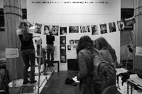 Wieszanie fotogramów w Galerii Bezdomnej w PKiN w Warszawie