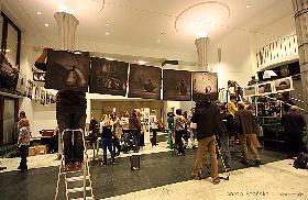 Wieszanie fotogramów w Galerii Bezdomnej w PKiN w Warszawie
