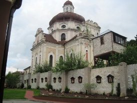 Widok na świątynę, klasztor i wieżycę więzienia