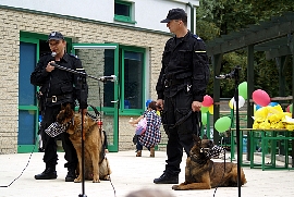 Nauka przez zabawę - Policjnci z psami