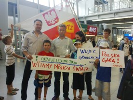 Przywitanie Pawła Gardasiewicza na lotnisku w Warszawie