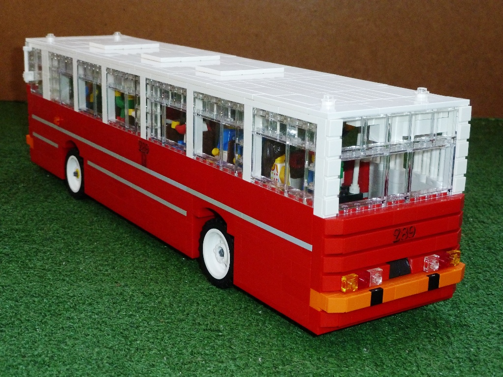 Model z klocków Lego Ikarusa 260.04 Mateusza Wawrowskiego, nr taborowy 289, w skali 1:25.