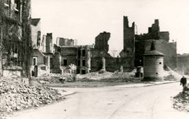 Zniszczone budynki przy ulicy Leszno (?), [1944], fot. NN, (APW)