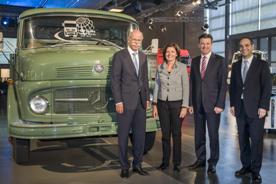 Historyczna ciężarówka Mercedesa i goście specjalni uroczystości