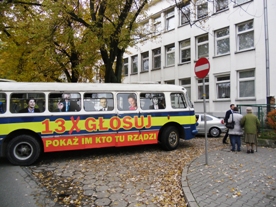 Gronkobus swym odwłokiem blokował prawy pas ulicy Niemcewicza