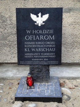 Tablica poświęcona ofiarom KL Warschau. Muzeum Więzienia Pawiak (od strony ul. Dzielnej)