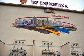 Energetyczny mural na budynku PKP Energetyka widziany za dnia