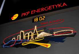 Energetyczny mural na budynku PKP Energetyka widziany w nocy
