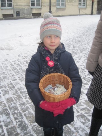 Młoda wolontariuszka zbierająca na hospicjum w Wilnie pod Kościołem Wizytek w Warszawie