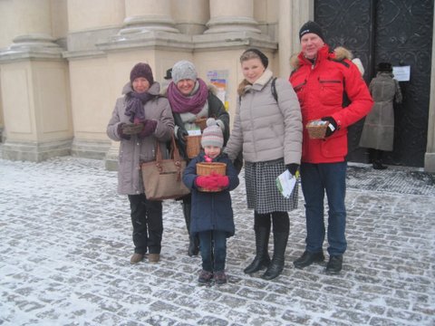 Zbieracze na hospicjum w Wilnie pod Kościołem Wizytek w Warszawie