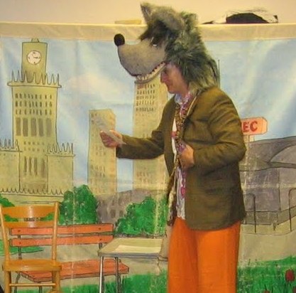Wilk z przedstawienia - Wilk i zając w mieście - krakowskiego Teatru Duet