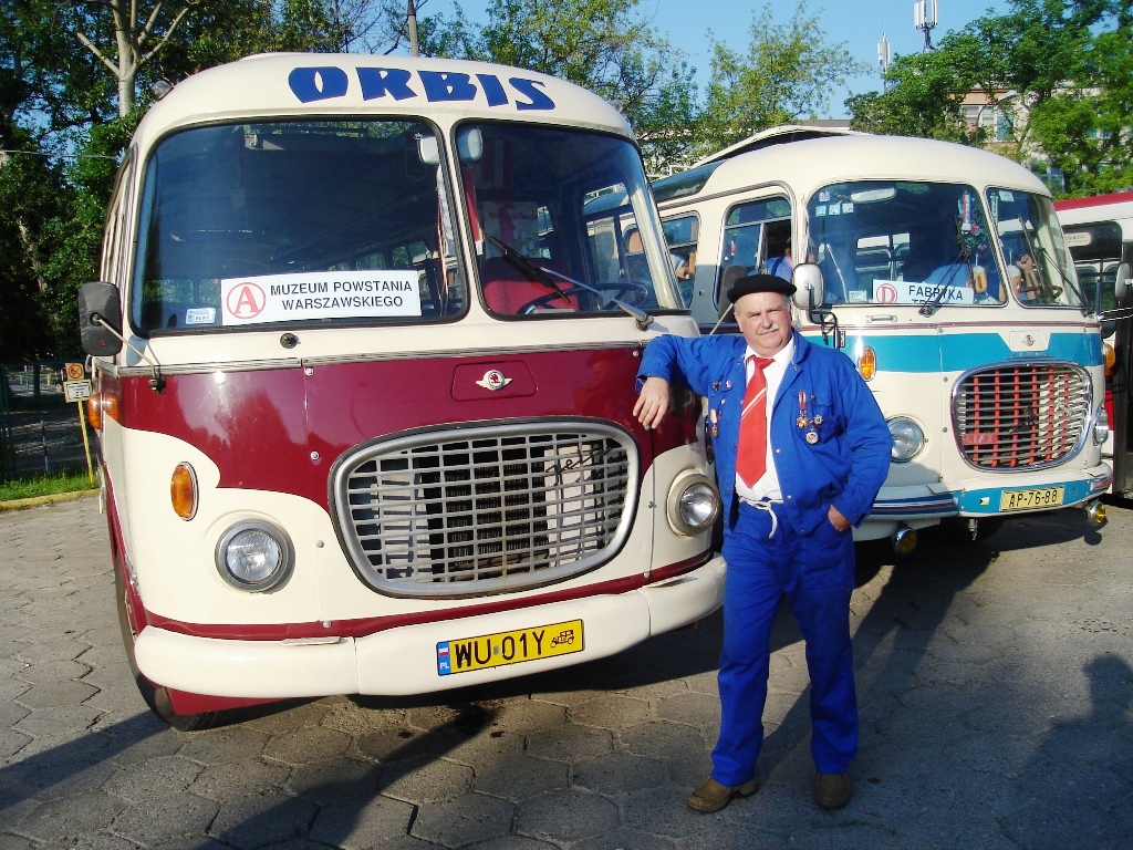 Inż. Tomasz Skrzeliński i jego Autobus Jelcz-Ogórek, obok Jelcz z Czech. Przed Warszawską Nocą Muzeów.