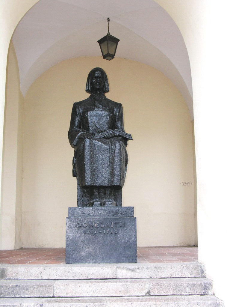 Pomnik Kristijonasa Donelaitisa dłuta K.Bogdanasa na Uniwesytecie Wileńskim 