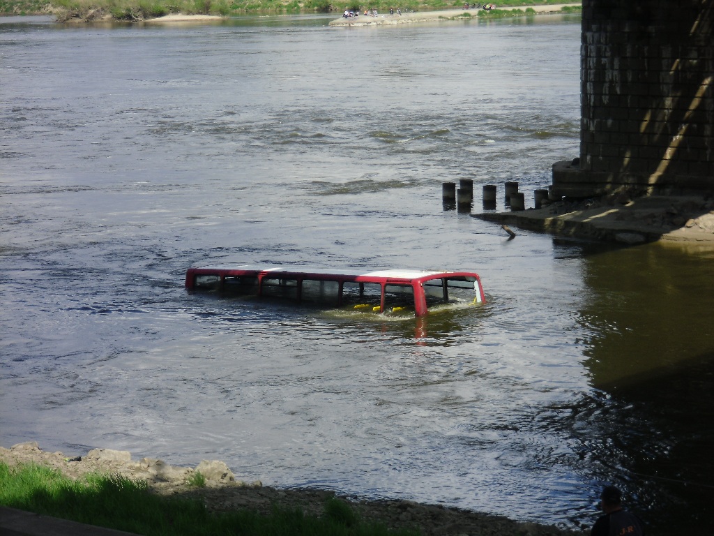 Zatopiony angielski autobus w Wiśle