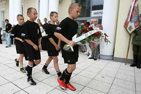 Trampkarze Polonii składają kwiaty w pamięci Powstańców Warszawy