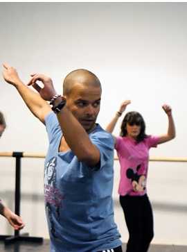 Michał Piróg prowadzi zajęcia w szkole tańca Free Art Fusion