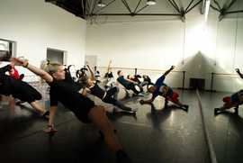 Michał Piróg prowadzi zajęcia w szkole tańca Free Art Fusion