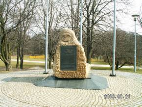 Obelisk ufundowany przez WKSL upamietniajacy Lotnisko Mokotowskie w Warszawie 