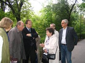 Andrzej Przewoźnik, sekretarz Rady Ochrony Pamięci Walk i Męczeństwa, w rozmowie z Członkami Komitetu ds Cmentarza Powstańców Warszawskich