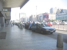 Cierpiący na zakazie postoju taksówkarze przy hali Dworca Centralnego